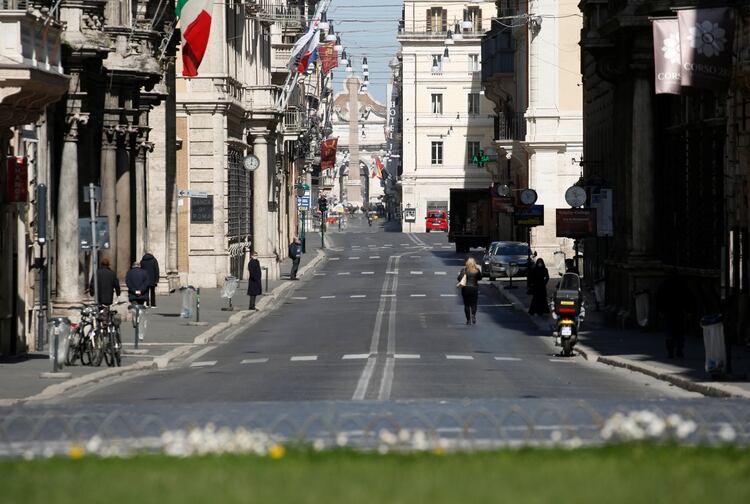 La Via del Corso, en Roma, casi vacía mientras se extiende la cuarentena,