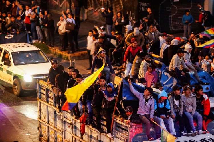 La llegada de un grupo de indígena para manifestar contra el gobierno en Quito, Ecuador (REUTERS/Daniel Tapia)