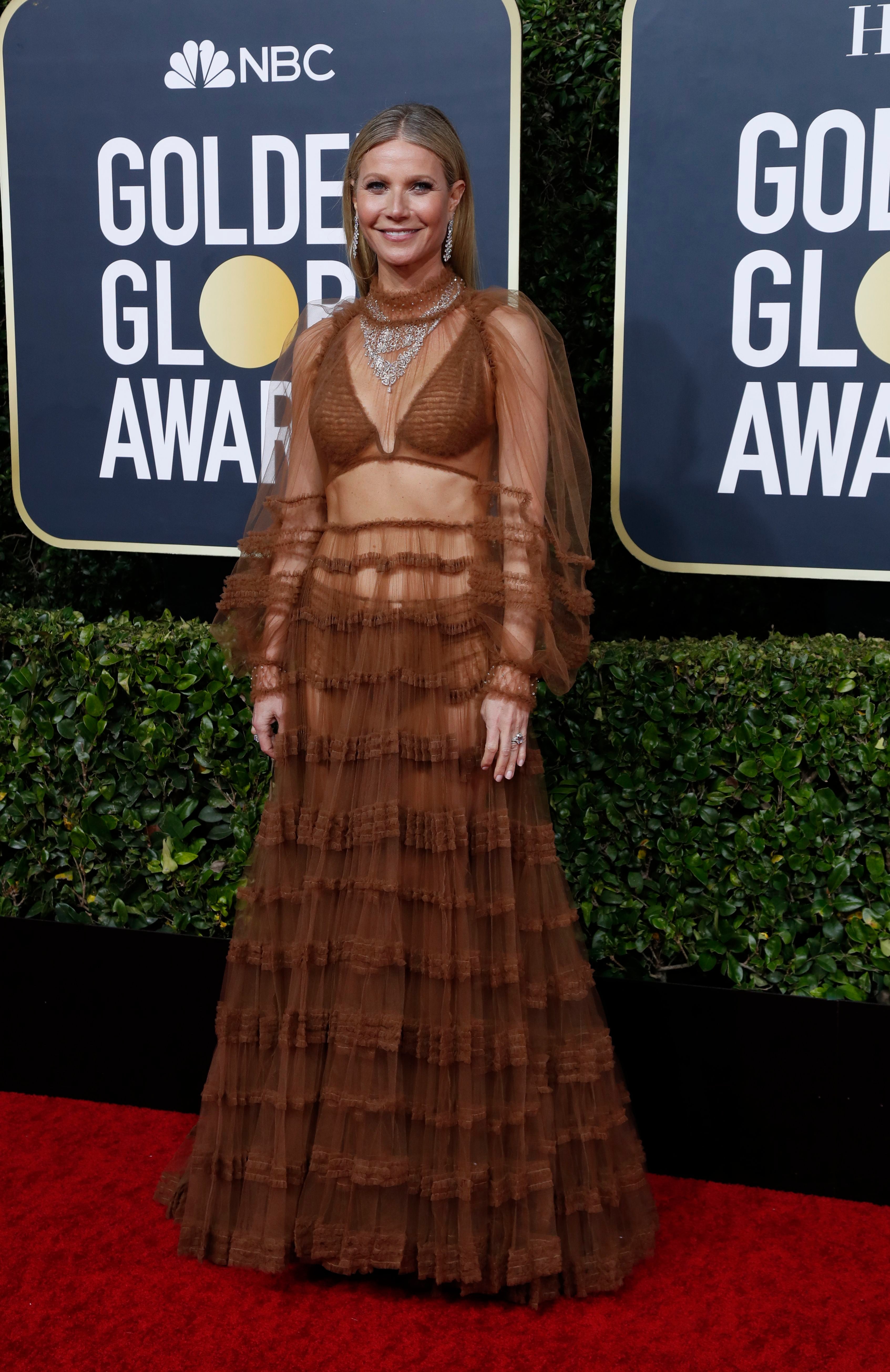 Gwyneth Paltrow apostó a un diseño de Fendi en gasa con volados, de corte romántico, cuello cisne y mangas largas 