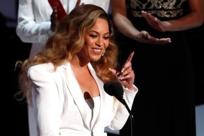 Foto de archivo: Beyonce reacciona después de ganar el premio a la artista del año del 50th NAACP. 30 de marzo de 2019 - REUTERS/Mario Anzuoni