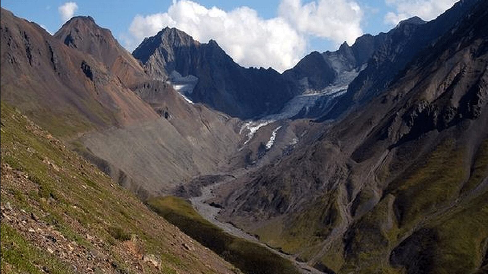 <div><p>La fotografía de 2004 documenta el adelgazamiento continuo.&nbsp;El Glaciar ha retrocedido más de 0,3 kilómetros desde 1919, a una tasa promedio de alrededor de 4 metros por año</p></div> Ron Karpilo ​​/ NPS 163