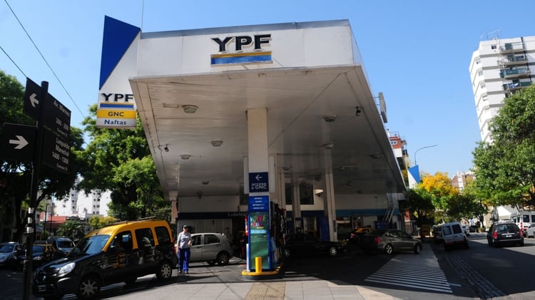 YPF también aumentó un 4 por ciento promedio (Maximiliano Luna)