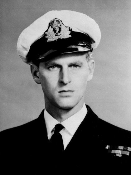 El joven Philip Mountbatten en sus primeros años como teniente naval, cuando conoció a la entonces princesa Isabel