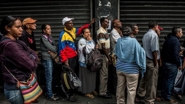 Personas esperaban en Caracas para comprar artículos escasos como mantequilla y pasta, la semana pasada (New York Times)
