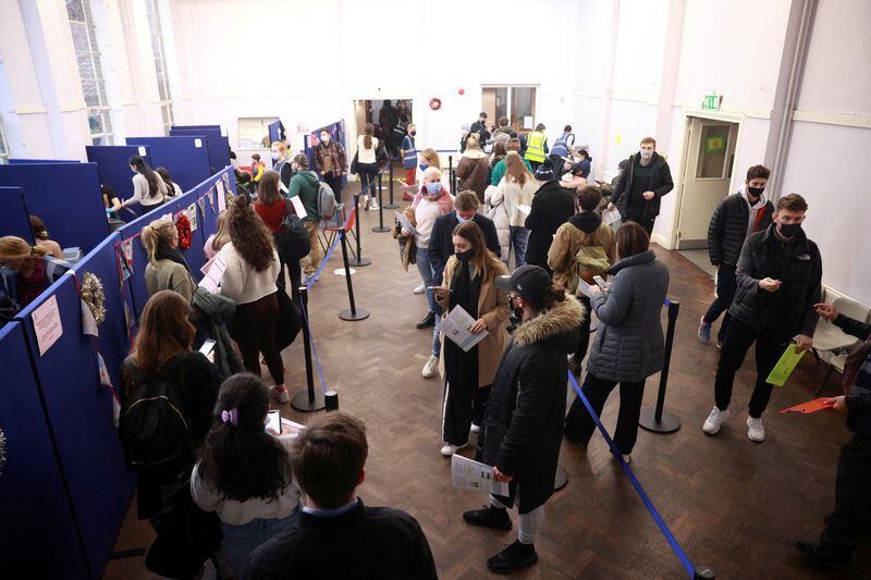 Gente haciendo fila en un centro de vacunación contra el COVID-19 en Londres (Foto: Reuters)