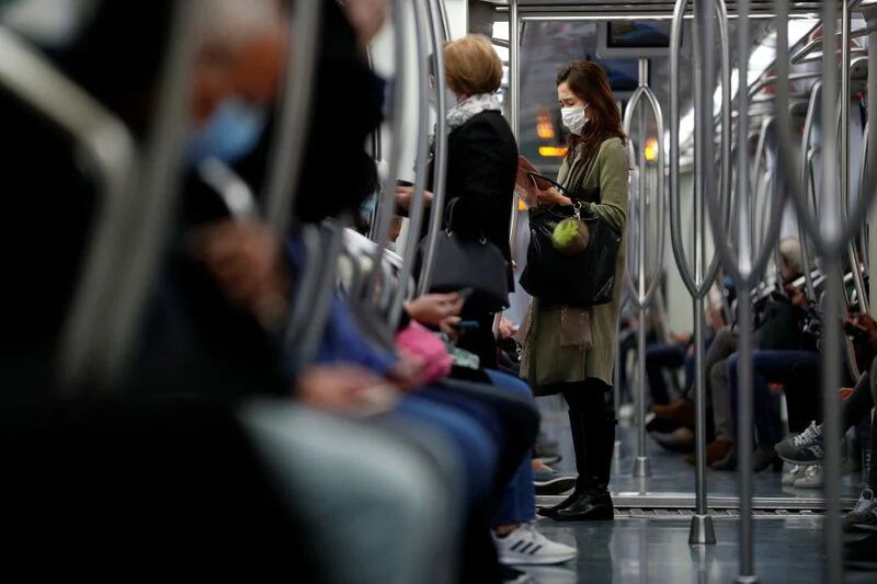 Varios pasajeros con mascarillas en un vagón del metro de Roma, Italia, el 28 de octubre de 2020. REUTERS/Guglielmo Mangiapane