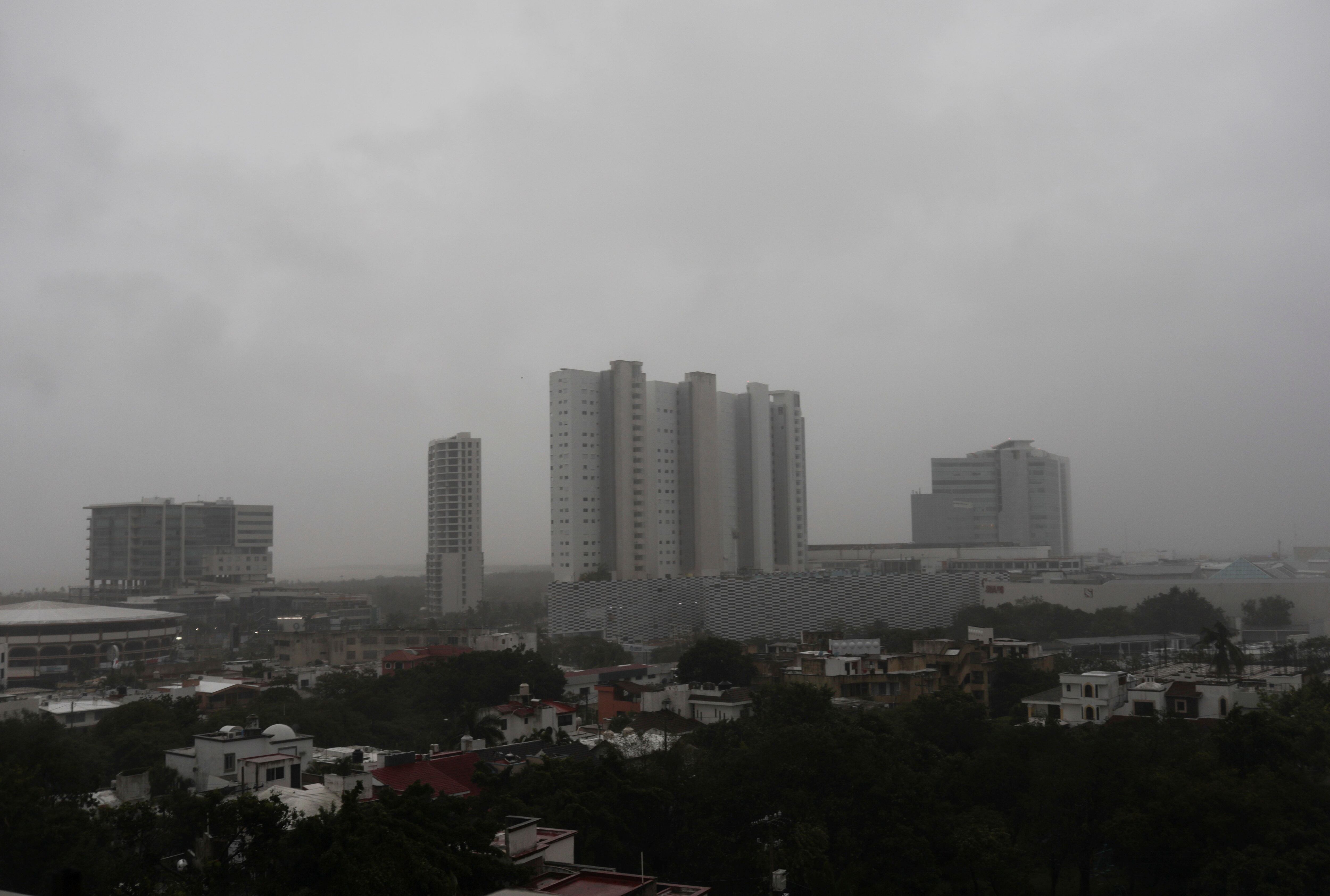 Fuertes vientos y lluvia golpean los edificios mientras el huracán Delta pasa por Cancún, en el estado de Quintana Roo, México, 7 de octubre de 2020. 