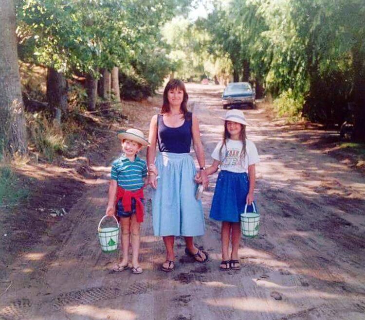 1989, Vanessa junto a su madre y hemano en Villa Gesell @cremedelacremeba