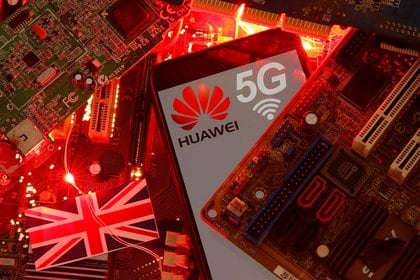 El Reino Unido decartará el uso de los equipos de Huawei en su red 5G (REUTERS/Dado Ruvic/Illustration/Archivo)