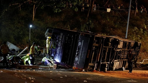 Rescatistas trabajan junto al autobús accidentado (Reuters)