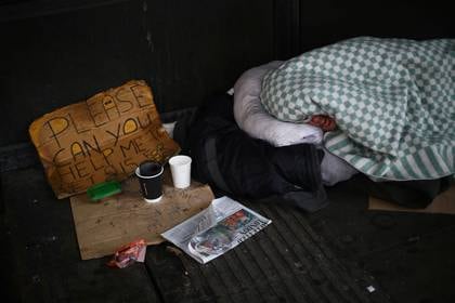 Una persona sin techo duerme en la calle en Westminster, Londres, el 29 de abril de 2020 (REUTERS/Hannah McKay)