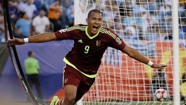 Salomón Rondón es uno de los referentes en Venzuela y juega en el West Bromwich de la Premier League (AP)