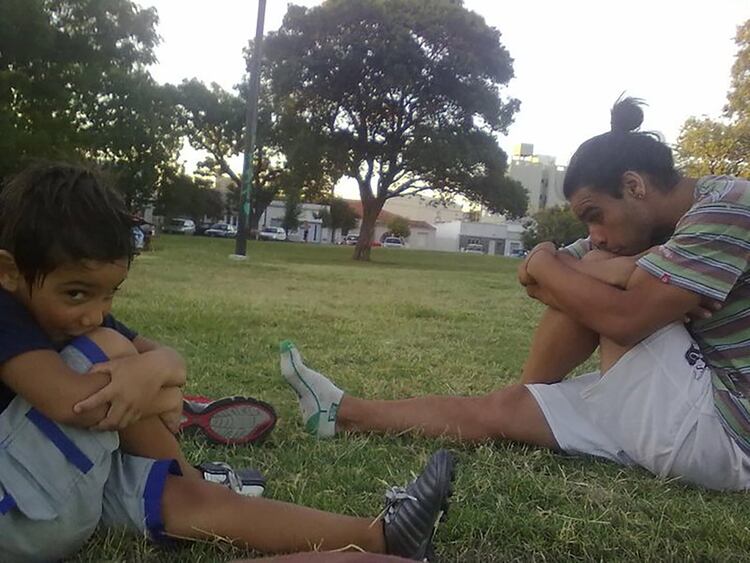 Santino, cuando jugaba al fútbol con su papá