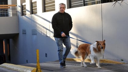 Alberto Fernández paseando a su perro Dylan, en Puerto Madero (EFE/Enrique Garcia Medina)