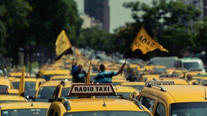 Para los viajes en taxi, se acordó que desde abril la ficha diurna se elevará de $7,14 a $8,57, y la nocturna pasará a $10,28. La bajada de bandera costará $85,70 (Adrián Escándar)
