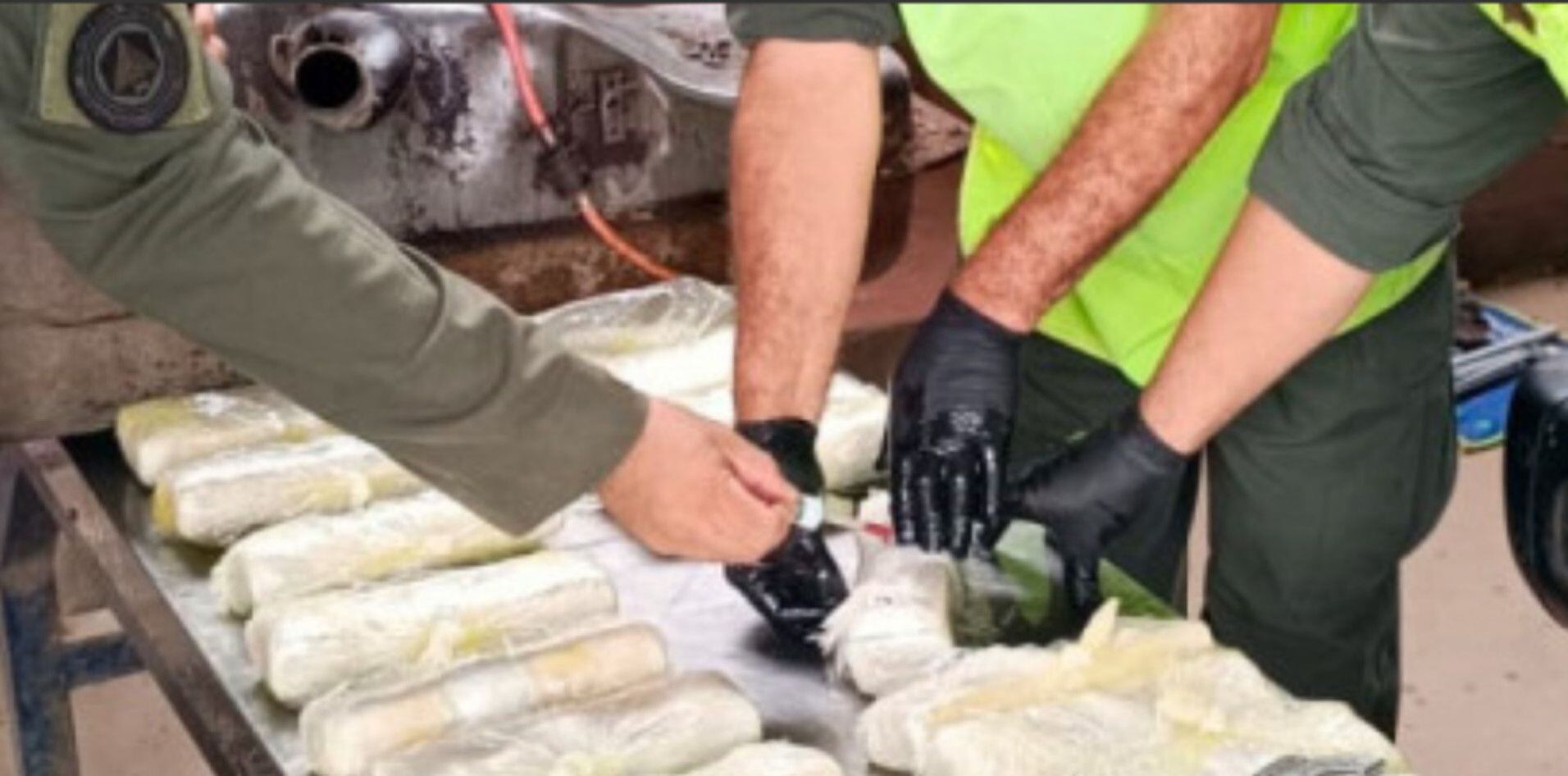 Gendarmería secuestró 25 kilos de cocaína ocultos en el tanque de nafta de una camioneta en Salta (GNA)