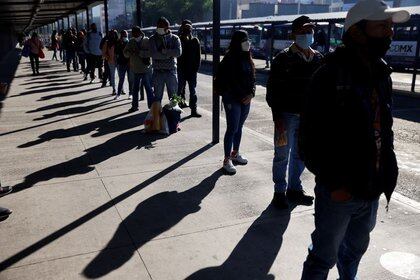 Personas con mascarillas esperan el autobús, mientras continúa el brote de coronavirus (COVID-19), en Ciudad de México, México, 26 de enero de 2021. REUTERS / Carlos Jasso/ Foto de archivo