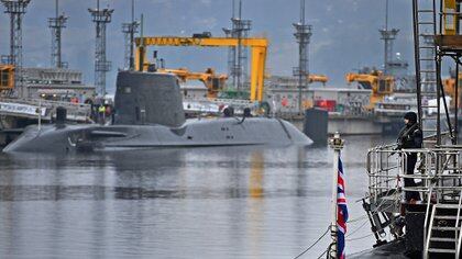 El HMS Vigilant, uno de los submarinos con capacidad para el lanzamiento de ojivas nucleares, en la base naval de Clyde, Escocia. (Jeff J Mitchell/Getty Images)