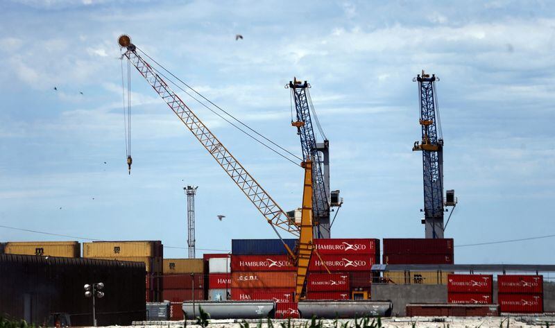 Foto de archivo: grúas cargan containers para exportaciones en el puerto de Rosario. REUTERS/Marcos Brindicci