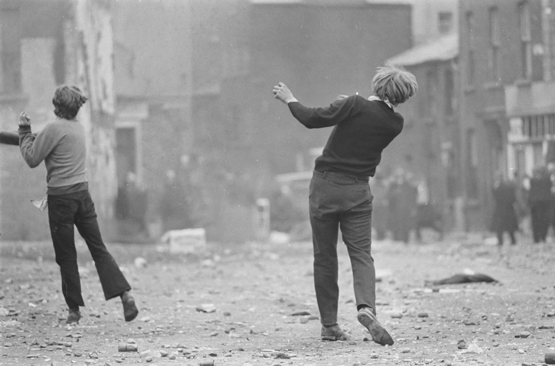 Manifestantes católicos, batalla del Bogside, Derry, Irlanda del Norte, 1969 (Gilles Caron)