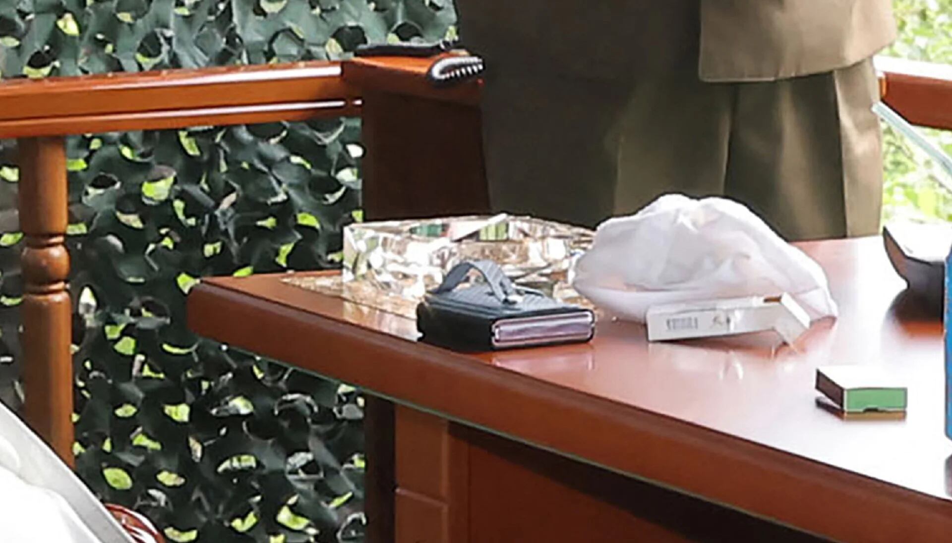 El dispositivo retratado sobre la mesa, junto a una caja de cigarrillos (KCNA)
