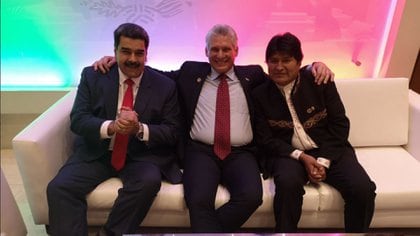 Los dictadores de Cuba, Miguel Díaz Canel (c) y de Venezuela Nicolás Maduro (i), con el ex presidente de Bolivia, Evo Morales (d) 