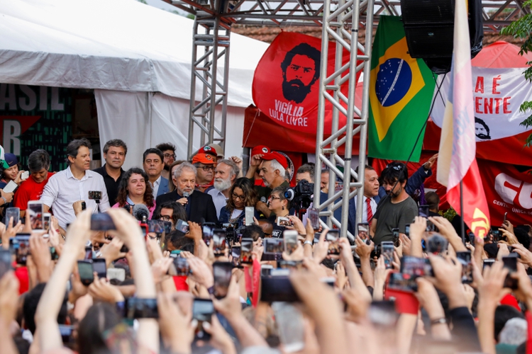 Luiz Inacio Lula da Silva hablando ante sus seguidores tras su liberación (REUTERS/Rodolfo Buhrer)