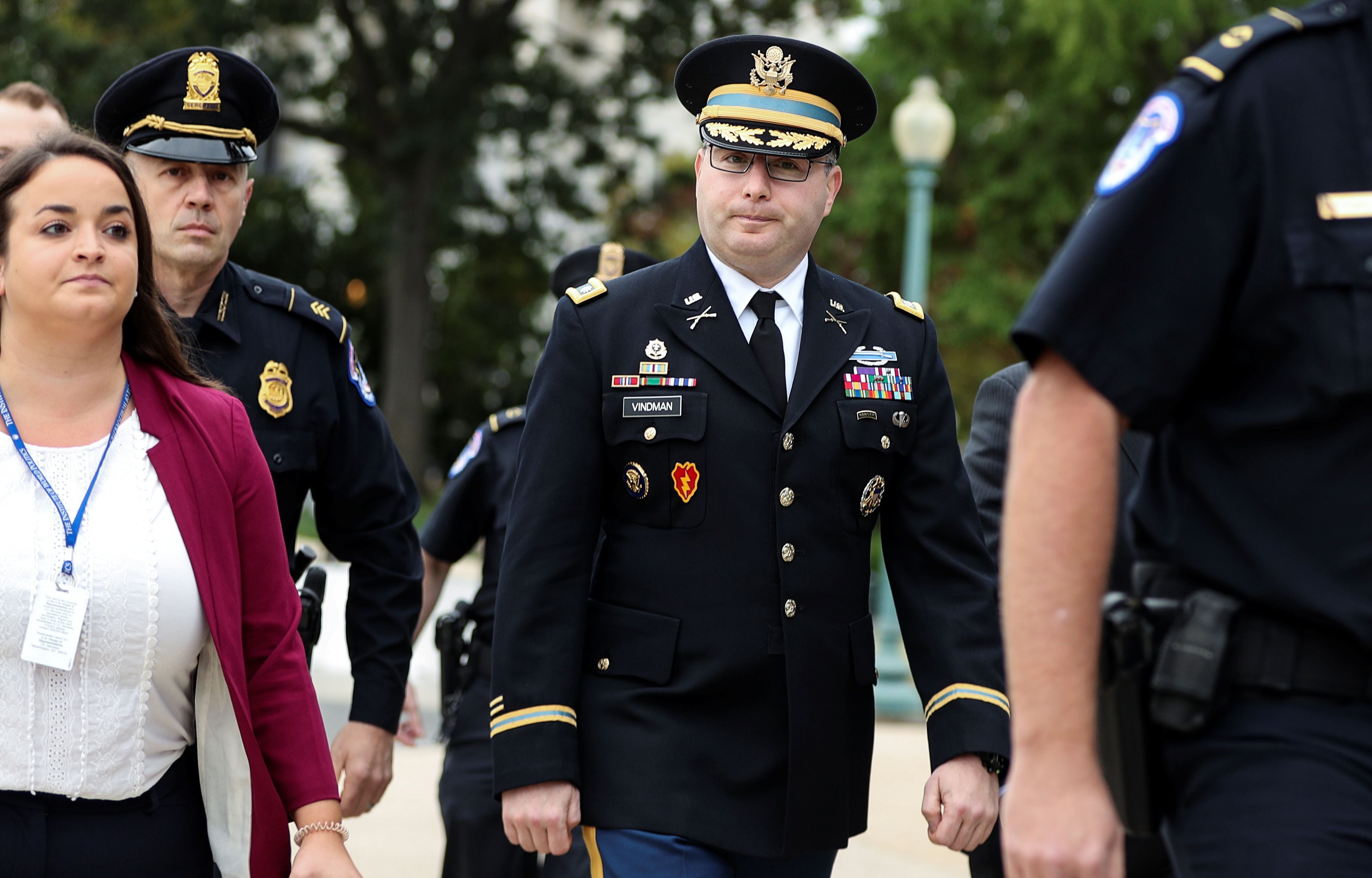 El teniente coronel del Ejército Alexander Vindman, director de asuntos europeos del Consejo de Seguridad Nacional de Estados Unidos llega a la Cámara de Representantes en medio de la investigación sobre un juicio político al presidente Donald Trump. (REUTERS/Siphiwe Sibeko)