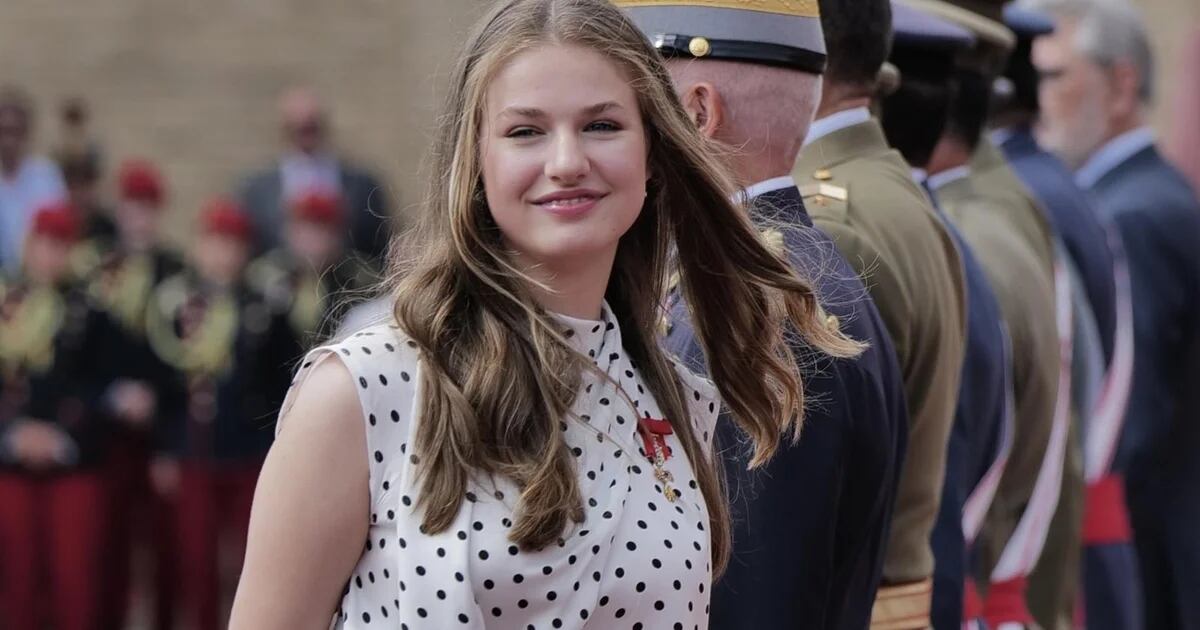 This is the uniform worn by Princess Leonor Zaragoza at the Pledge of the Flag: black tie and gender neutral.