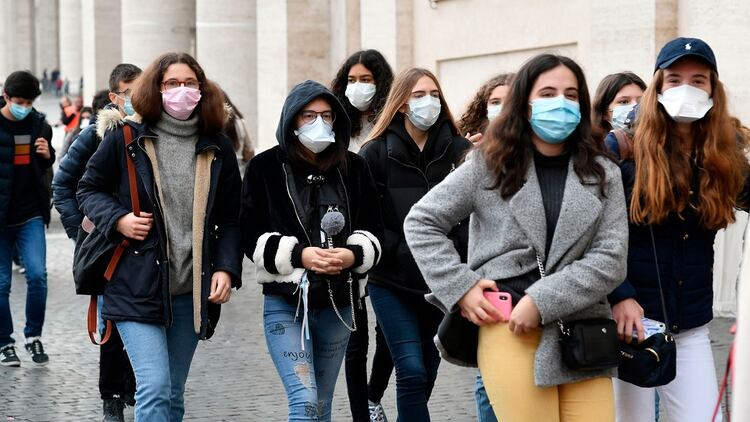 Usar una máscara o barbijo en este momento de la epidemia por coronavirus no presenta ningún beneficio, a menos que la persona que lo utilice esté enfermo y presente síntomas del virus (Shutterstock)