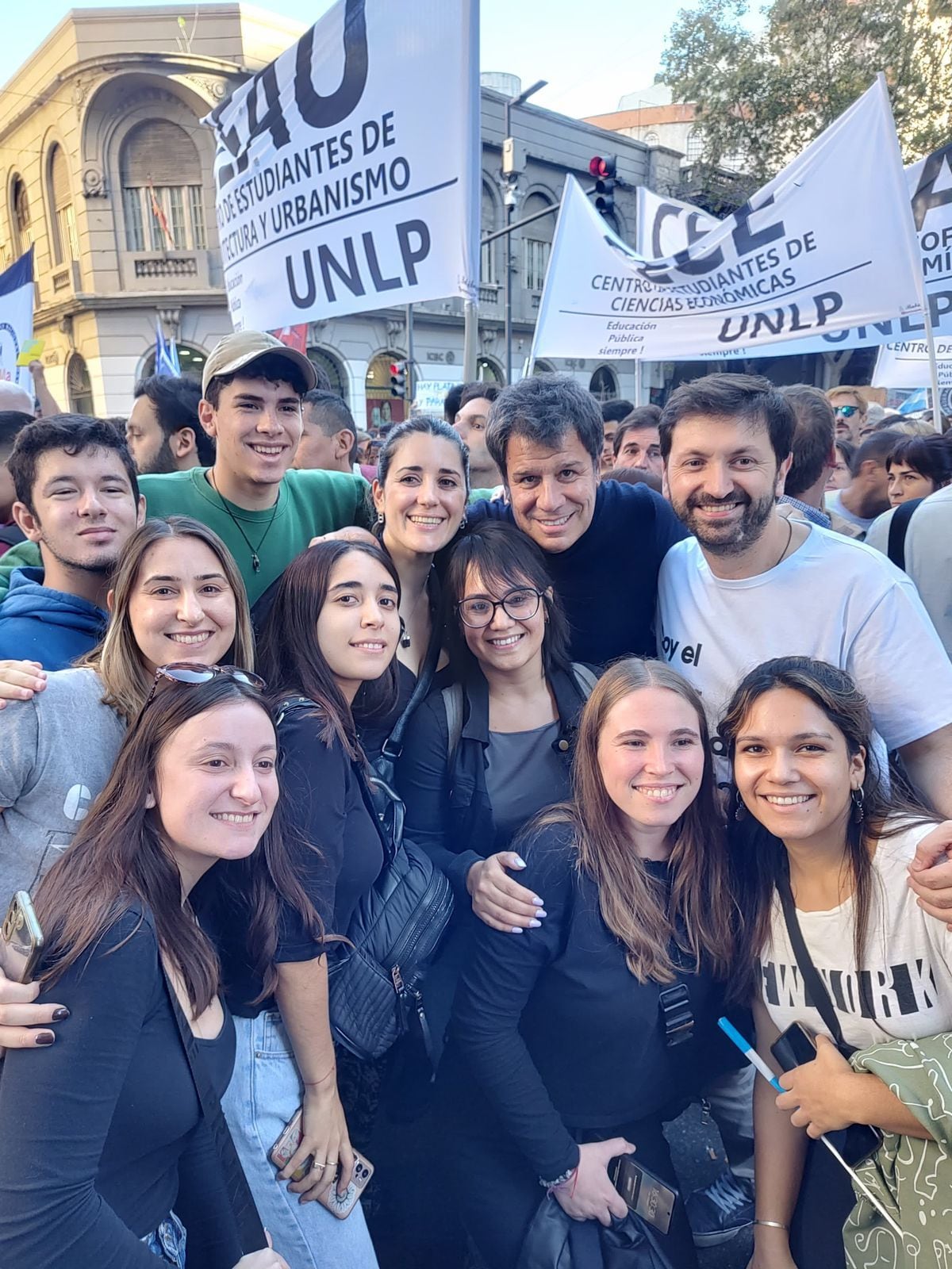Los diputados radicales Facundo Manes y Pablo Juliano con estudiantes en Avenida de Mayo
