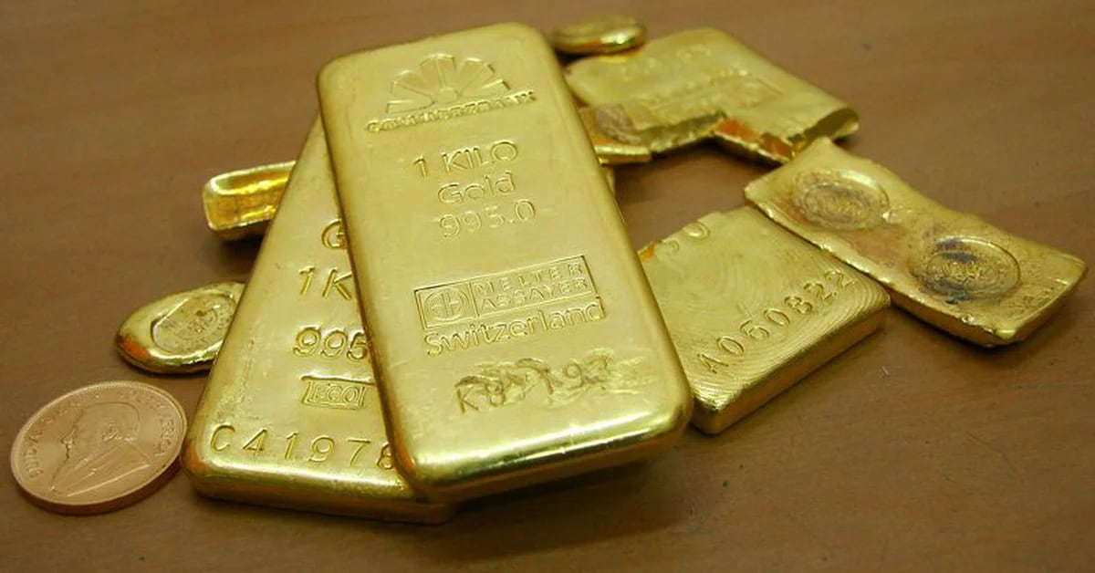 Gold trades in a tight range as investors await US jobs data