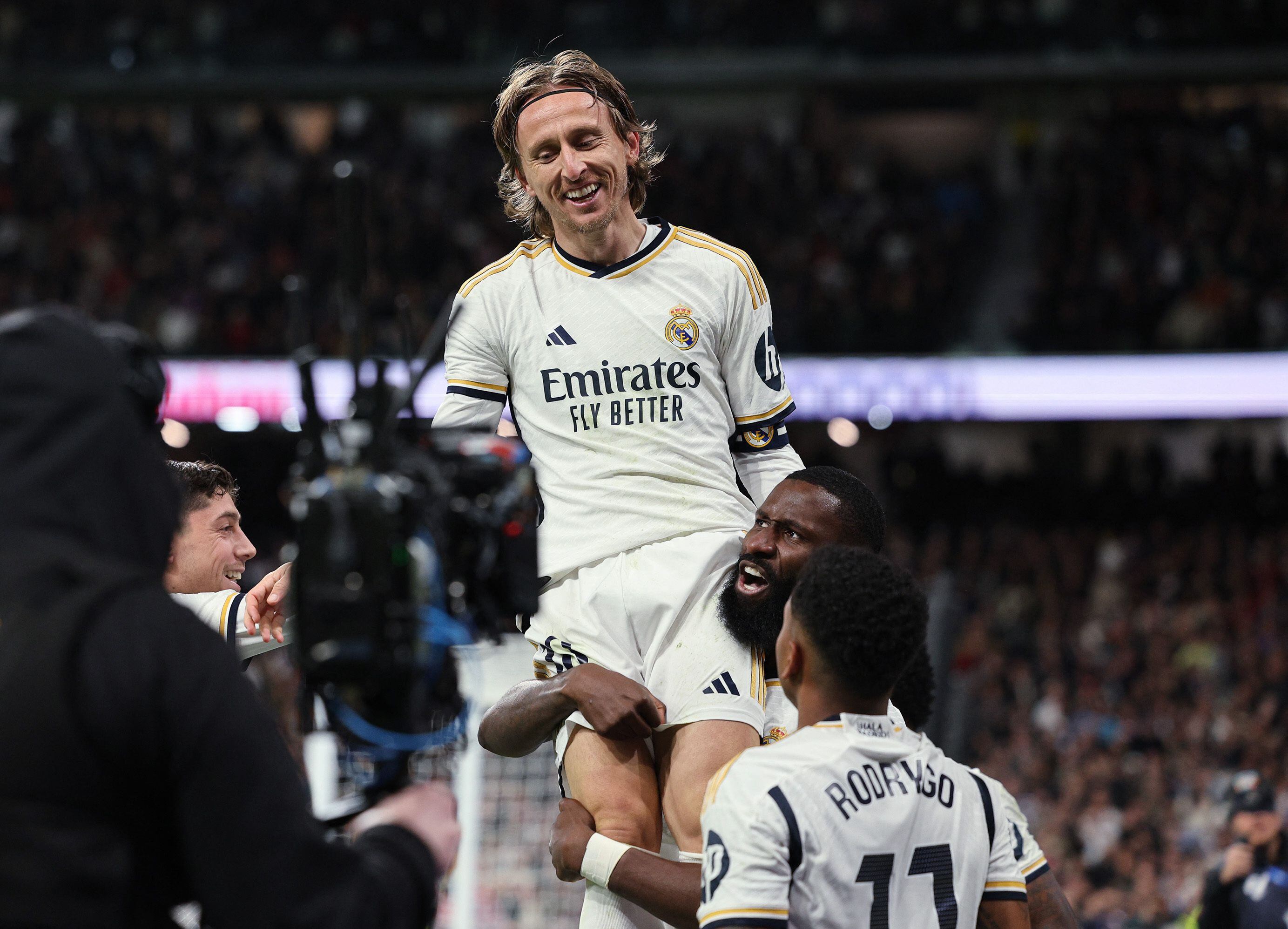 Modric, aupado por sus compañeros tras el gol del triunfo del Madrid (REUTERS/Violeta Santos Moura)