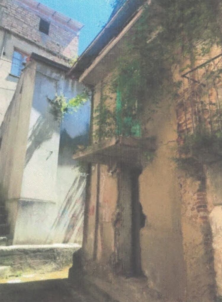 El edificio Via Delle Rose se encuentra dentro de un complejo de casas pequeñas distribuidas en un callejón angosto y empedrado 