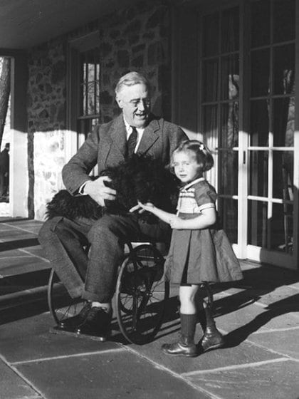 Roosevelt, su perro Fala y su nieta Ruthie Bie fotografiados en 1941. Wikimedia Commons / Margaret Suckley
