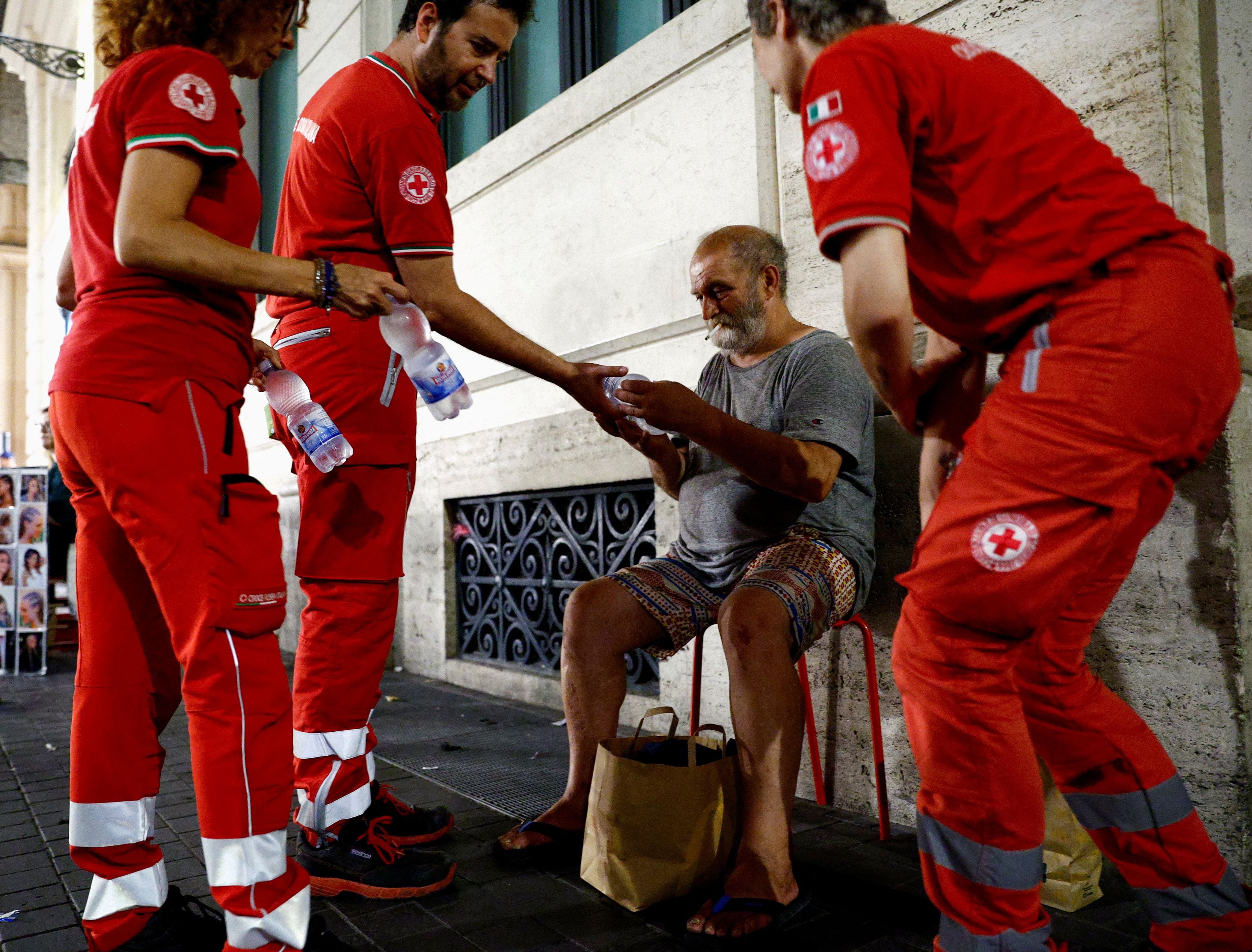 Las olas de calor en julio pusieron en mayor riesgo la vida de las personas más vulnerables: la Cruz Roja tuvo que dar apoyo a personas en situación de calle en Italia/ REUTERS/Guglielmo Mangiapane