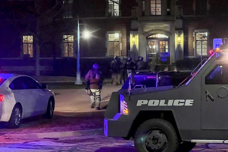  Agentes de la policía llegan al campus de la Universidad Estatal de Michigan, en East Lansing. (Jakkar Aimery/Detroit N 