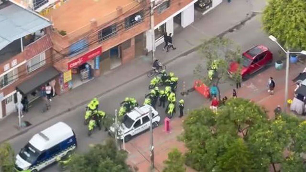 Las patrullas terrestres interceptaron el automóvil y lograron la captura de los ladrones - crédito Policía Metropolitana de Bogotá