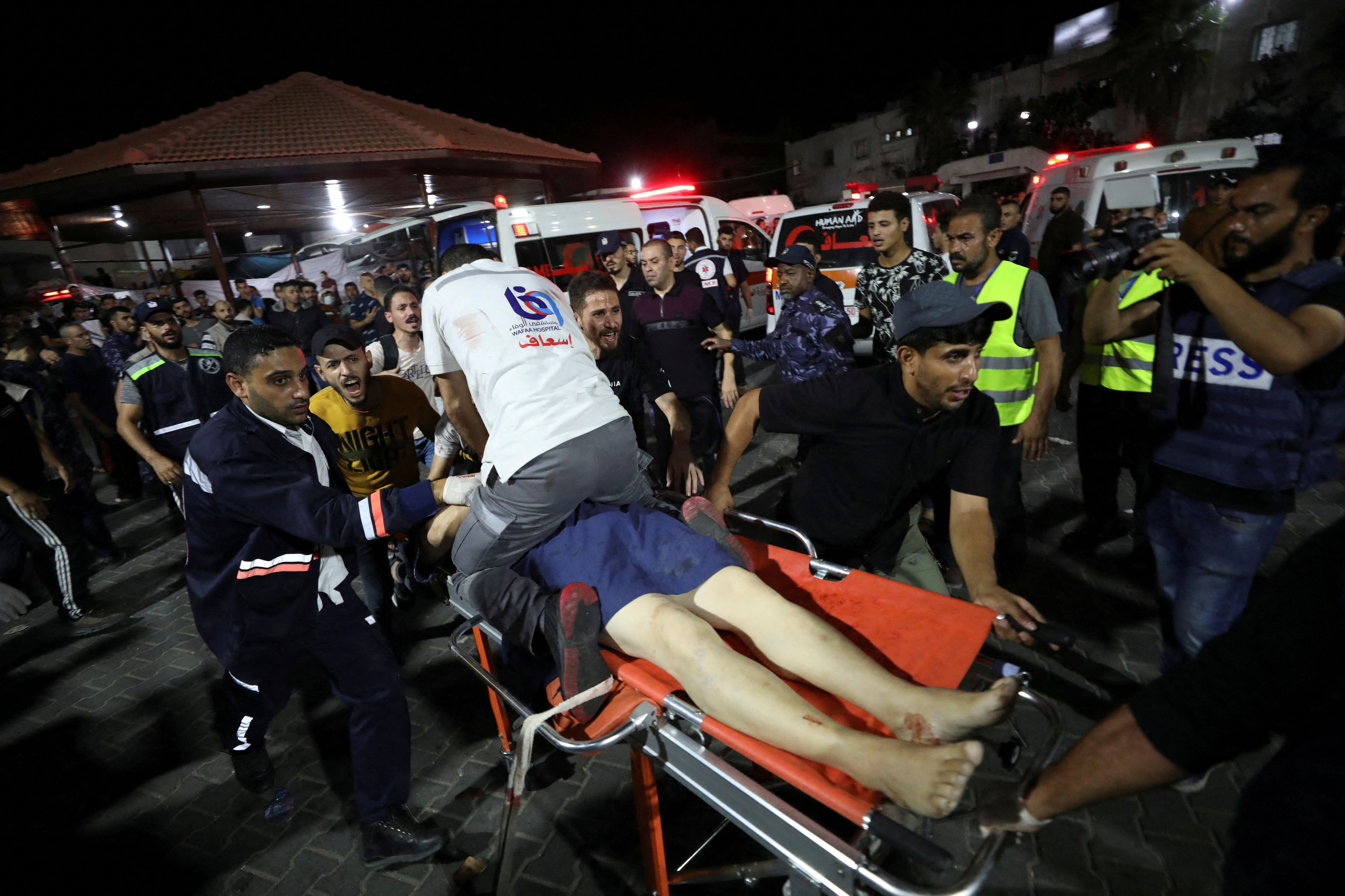 Asisten a los heridos tras el bombardeo (Reuters)