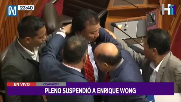 El legislador Enrique Wong fue consolada por sus colegas luego de llorar en el Pleno al ser suspendido. | Canal N