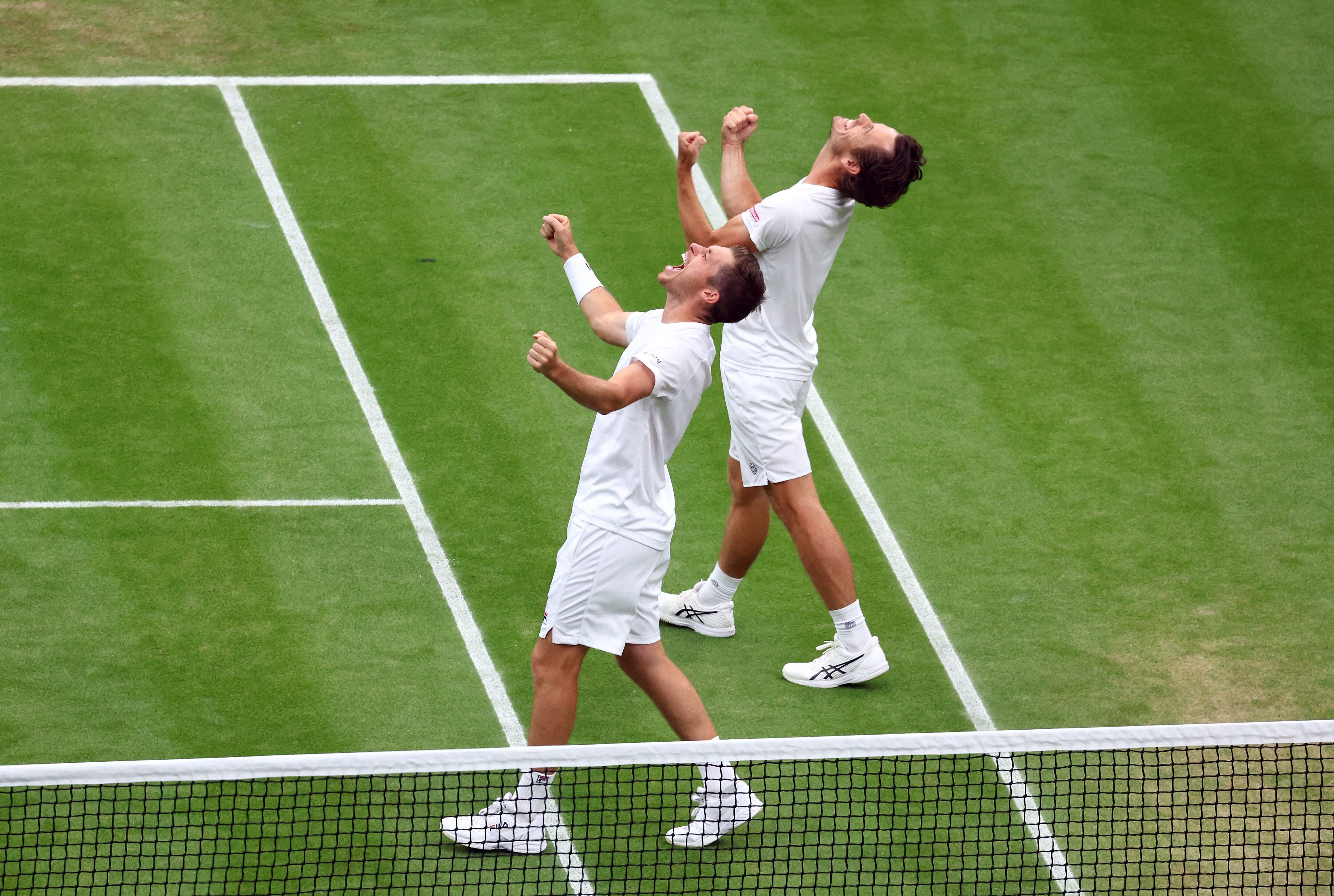 El británico Neal Skupski y el neerlandés Netherlands celebran el título de dobles de Wimbledon (REUTERS/Toby Melville)