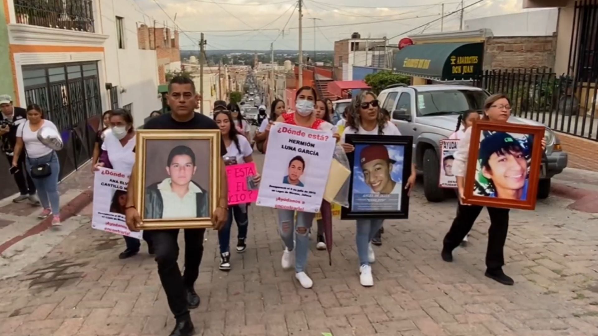 Las familias de Ángel, Eduardo, Daniel, Gerardo, Marco y Cristian, desaparecidos en 2013, han exigido justicia a las autoridades a lo largo de los años. (Youtube/Zona Docs)