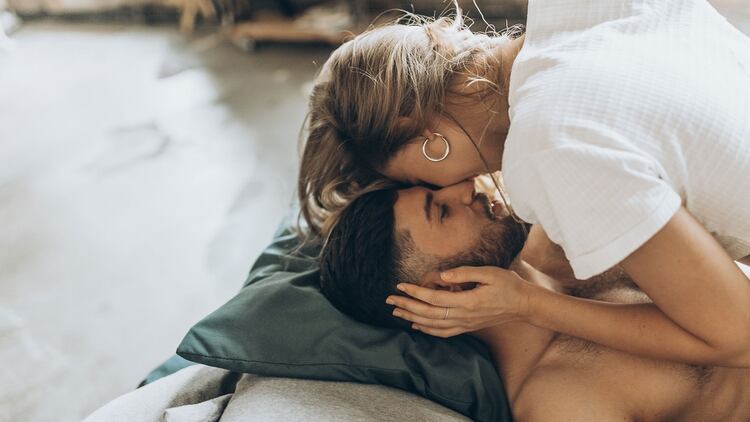 Cuando se les preguntó sobre la elección de una pareja a largo plazo, el 46,1% de las mujeres de todas las orientaciones sexuales dijeron que el deseo de una posible pareja de ser padres era muy importante (Shutterstock)