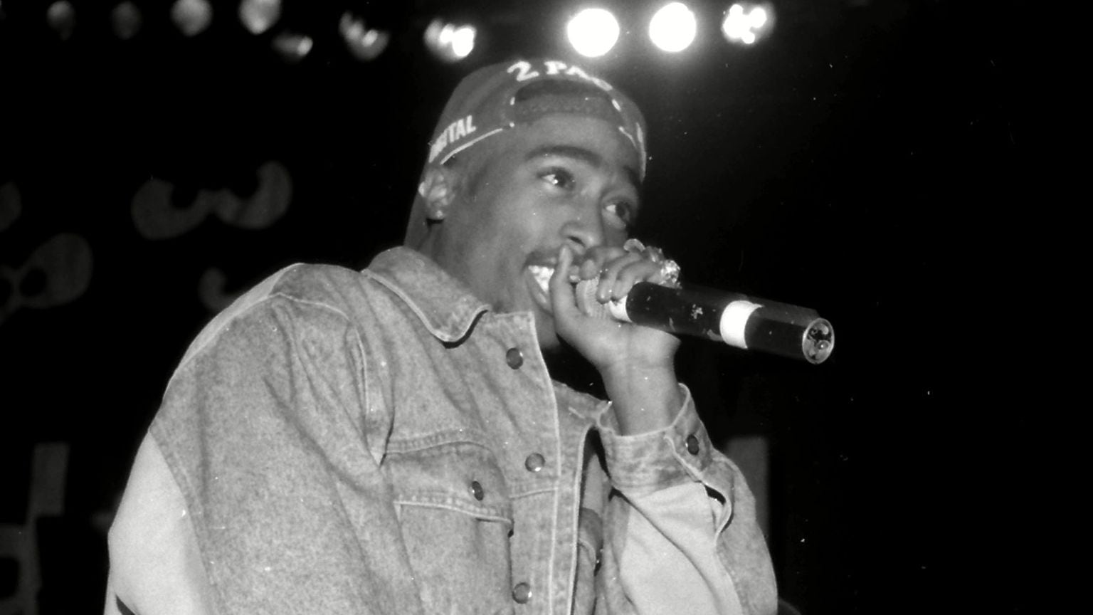 Tupac Shakur es considerado uno de los raperos más influyentes y versátiles de todos los tiempos (Pat Johnson/Shutterstock)