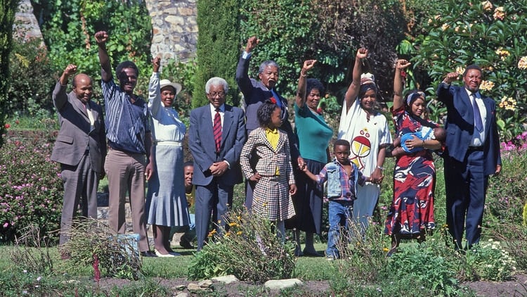 El día siguiente de la libertad en los jardines de la casa de Desdmon Tutu, junto a su esposa Winnie, su familia seguidores del CNA (Gallo Images/Shutterstock) 