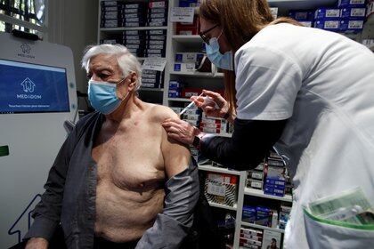 Un ciudadano francés recibe la vacuna de AstraZeneca tras el reinicio de la campaña de inmunización con la fórmula del laboratorio sueco-británica (REUTERS/Benoit Tessier)