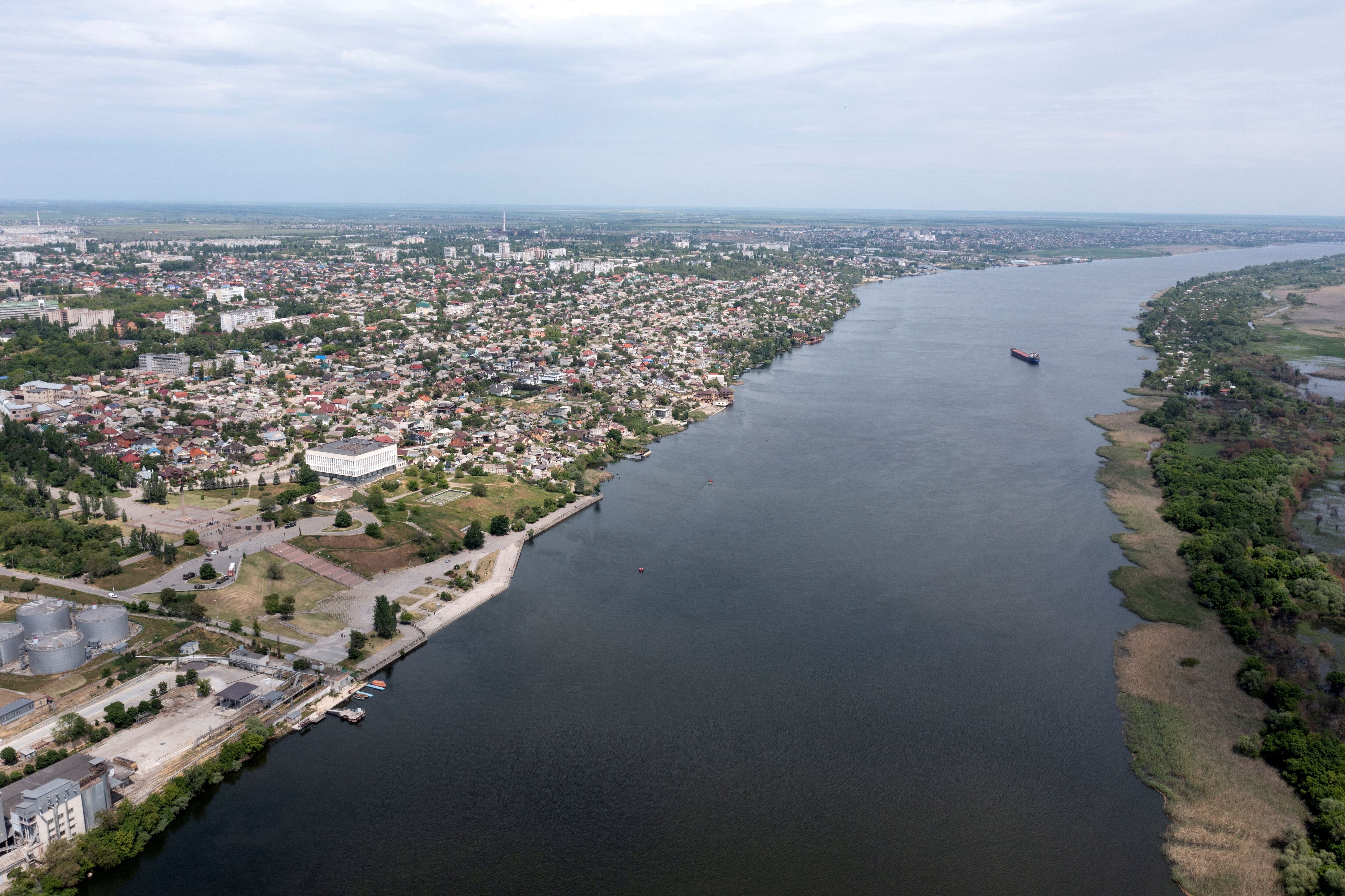Esta foto de archivo tomada el 20 de mayo de 2022 muestra una vista aérea del río Dnieper y la ciudad de Kherson (Foto de Andrey BORODULIN / AFP)
