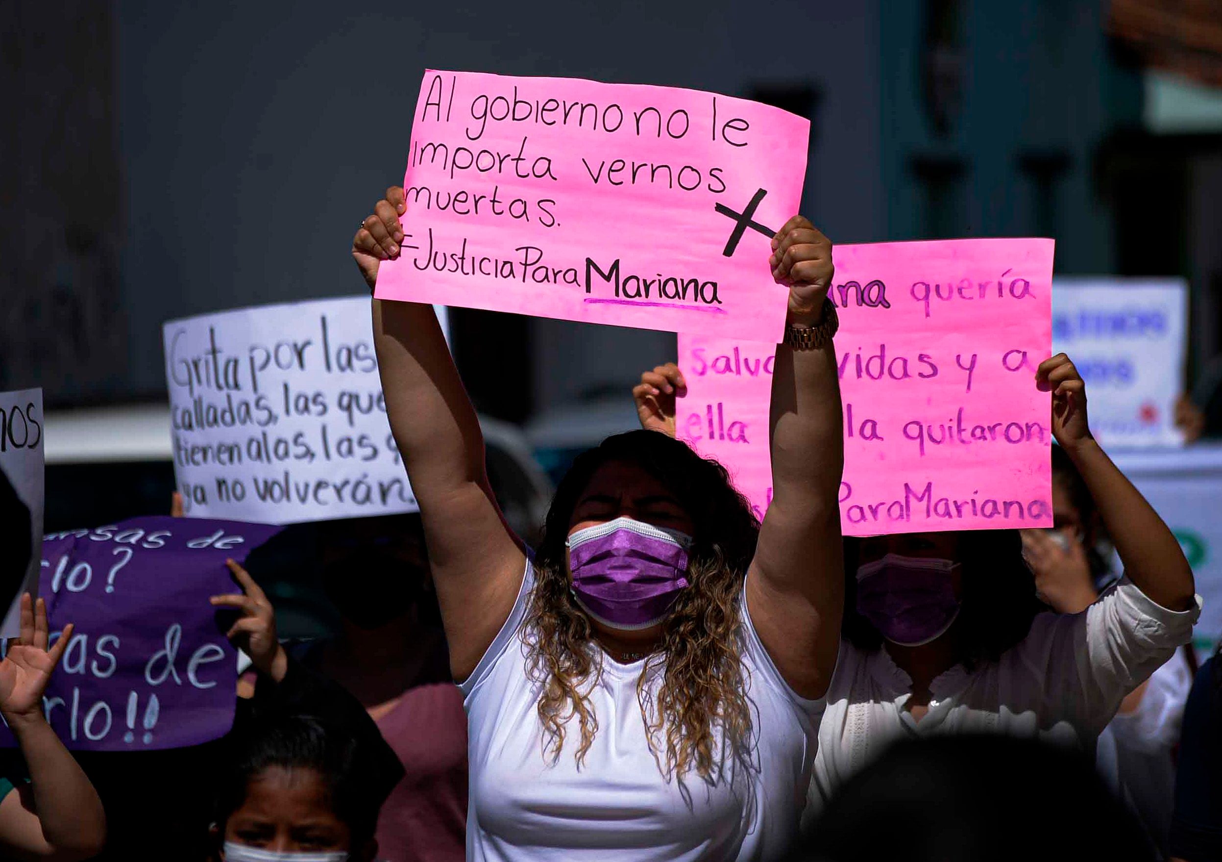 Personas marchan hoy mientras protestan para exigir justicia por el feminicidio de una médica en San Cristobal de las Casas (México). EFE/Carlos López
