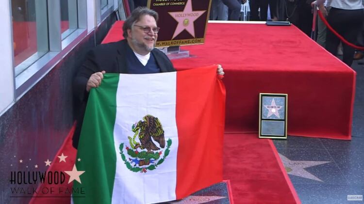 Guillermo del Toro ondeó la bandera de México (Foto: YouTube)