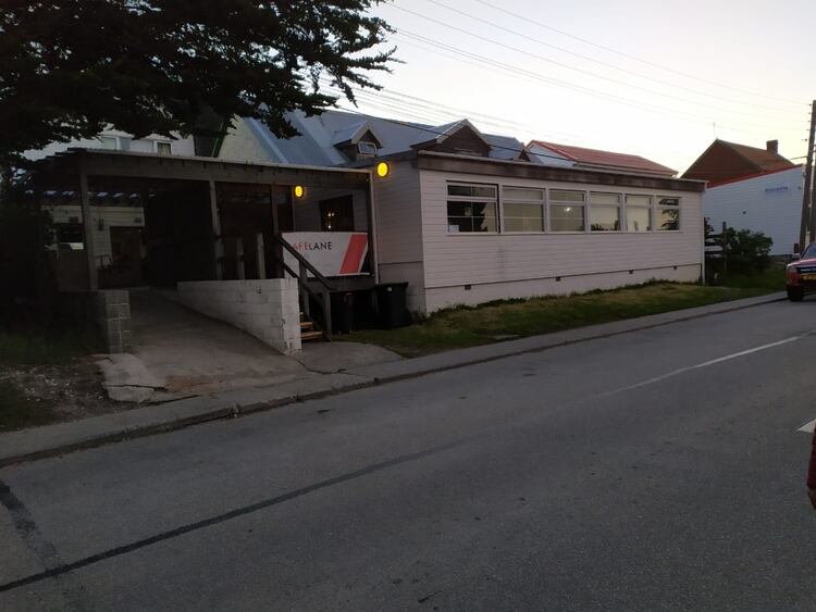 La entrada del hogar comunitario donde viven varios de los especialistas zimbabwenses en Puerto Argentino